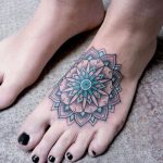 Mandalas tatuados en los pies