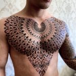 Significado de mandalas tatuados en el pecho en hombre