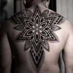 Significado de mandalas tatuados en la espalda